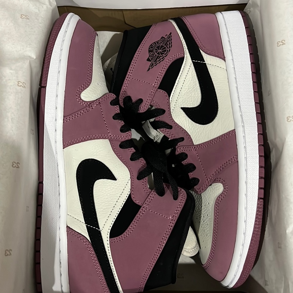 Air Jordan 1 Mid SE - NWT - Light Mulberry/Light Bone/White/Black